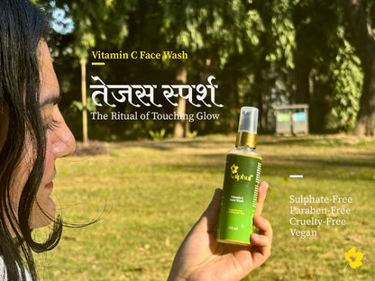 Person holding a bottle of Aalphul Vitamin C Face Wash with its paraben free, sulphate free and cruelty free vegan features highlighted